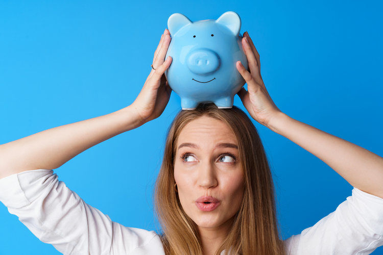 apprenti avec une tirelire sur la tête