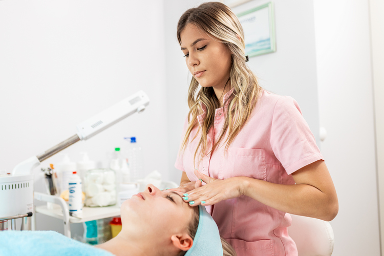 femme qui n'a pas de CAP