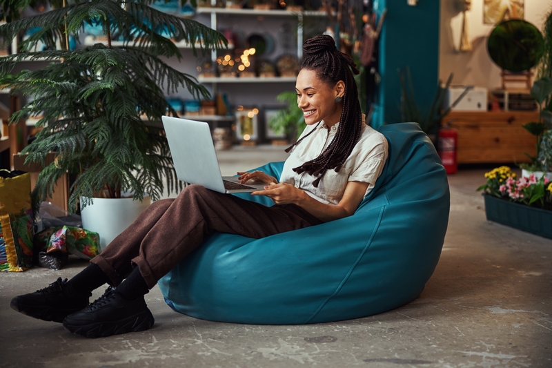 femme qui regarde son ordinateur pour se reconvertir