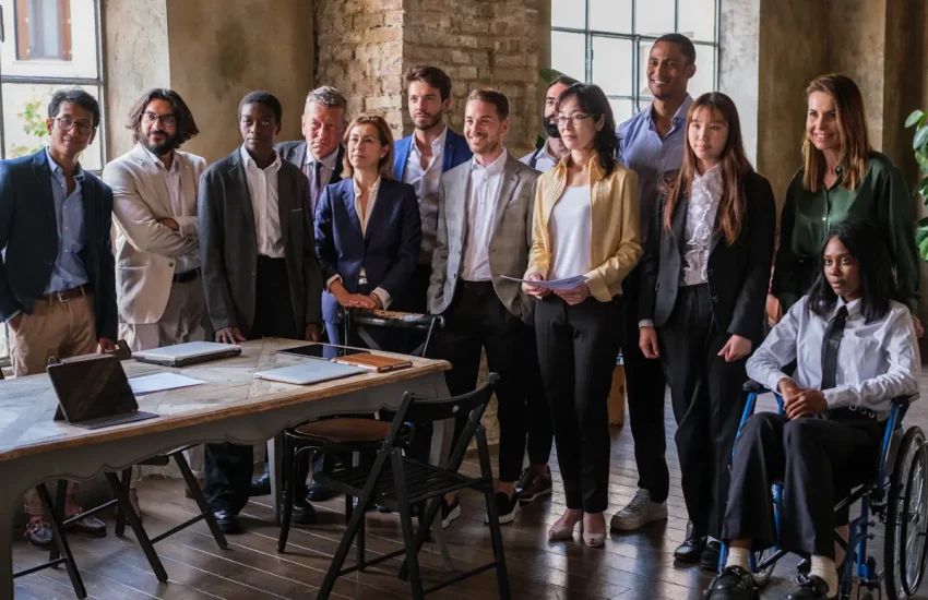 des groupes de personnes debout derrière une table