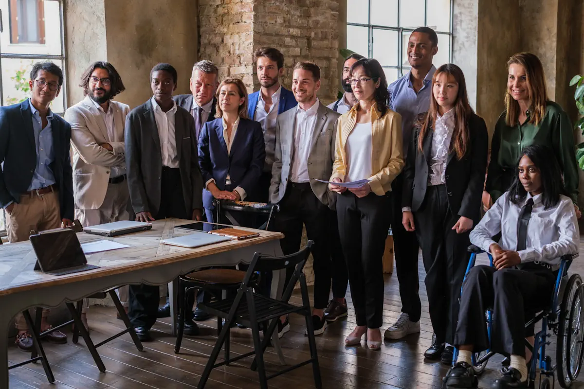 des groupes de personnes debout derrière une table