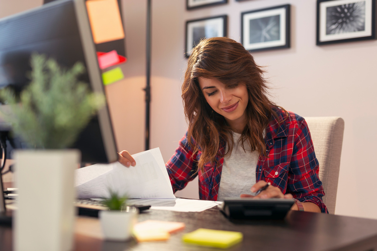 femme qui travaille tranquillement