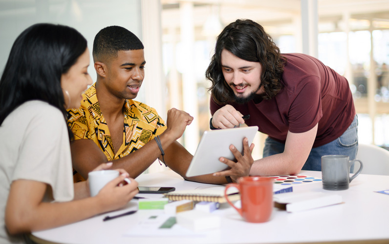employés agence web parisienne