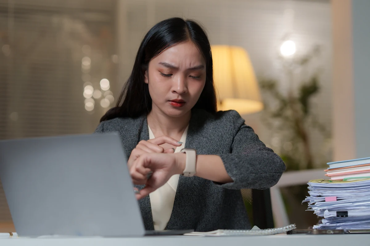 Une femme qui regarde sa montre